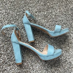 Cute Lov Mark light blue velvet size 7 heels
